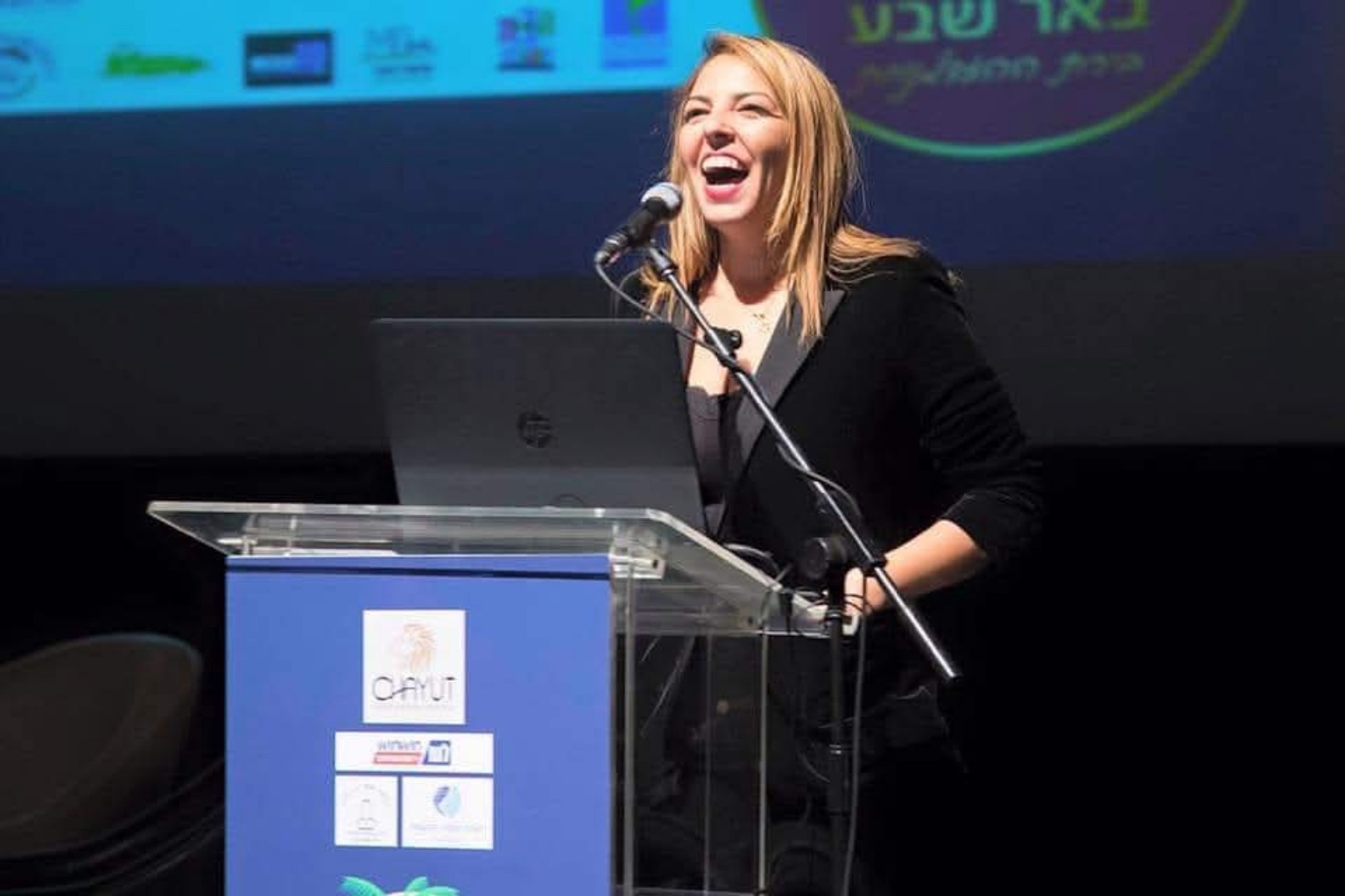 קרן שרה חיות על במה בכנס